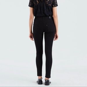 Size 25, high rise Levi’s all black skinny jeans